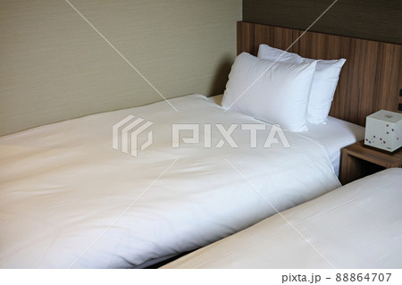 ホテルのベッドルーム 88864707