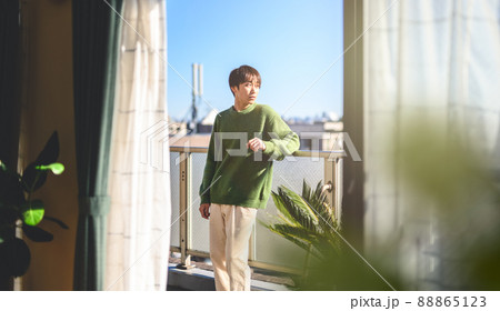 今日もあの青年は、遠くの街を眺めていた。 88865123