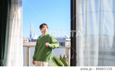今日もあの青年は、遠くの街を眺めていた。 今日もあの青年は、遠くの街を眺めていた。 88865150