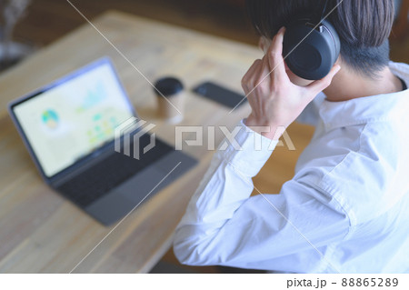 ヘッドフォンを装着する男性 ヘッドフォンを装着する男性 88865289