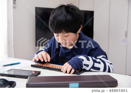 そろばん学習する男の子 homework そろばん学習する男の子 homework 88865801