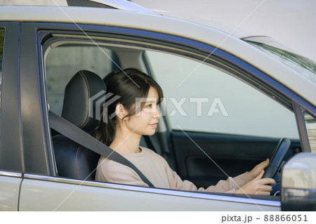 運転 女性 運転 女性 88866051