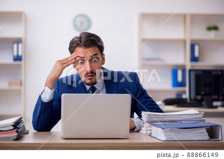 Young male employee working in the office Young male employee working in the office 88866149