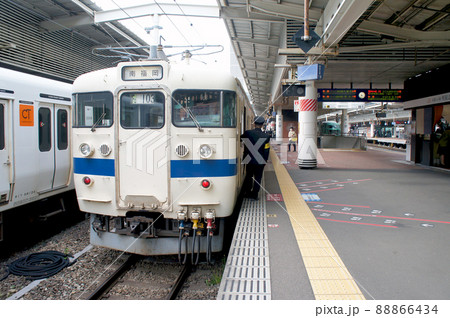 博多駅8番線に停車中の国鉄型415系交直流電車 博多駅8番線に停車中の国鉄型415系交直流電車 88866434