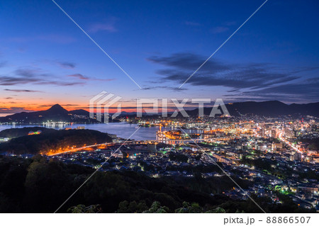 《長崎県》佐世保中心街の夜景・天神山公園の眺め 88866507