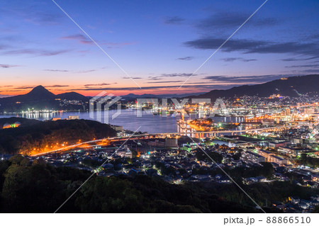 《長崎県》佐世保中心街の夜景・天神山公園の眺め 88866510