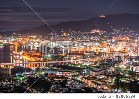 《長崎県》佐世保中心街の夜景・天神山公園の眺め 《長崎県》佐世保中心街の夜景・天神山公園の眺め 88866534