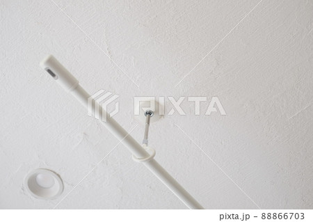 リビングの天井に取り付けたホスクリーン　室内物干し 88866703