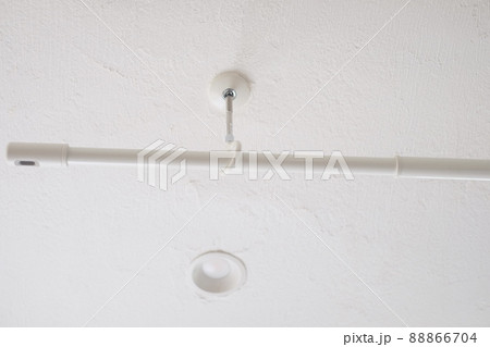 リビングの天井に取り付けたホスクリーン　室内物干し 88866704