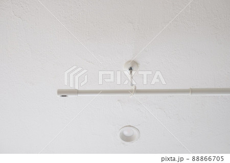 リビングの天井に取り付けたホスクリーン　室内物干し 88866705