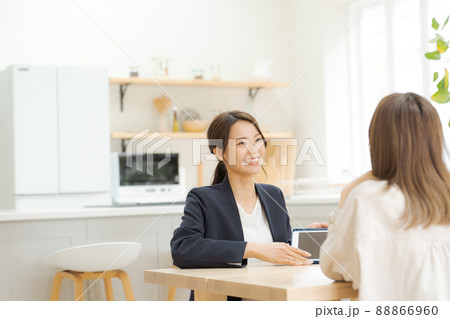 働く女性　顧客対応　住まい 88866960