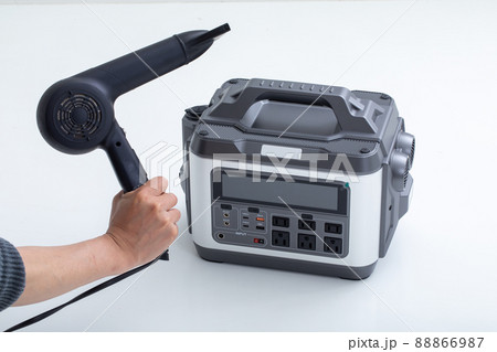 災害用バッテリーを使う男性の手 mobile battery 災害用バッテリーを使う男性の手 mobile battery 88866987