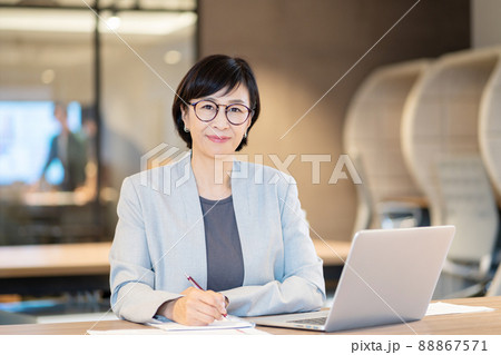 ビジネスウーマン　ミドル女性　オフィス　撮影協力：WEEK芝大門(サンフロンティア不動産) 88867571