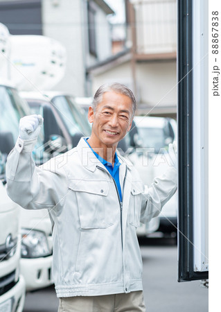 シニア男性　トラック　運送業 88867838