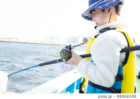 釣りを楽しむ男の子 釣りを楽しむ男の子 88868388