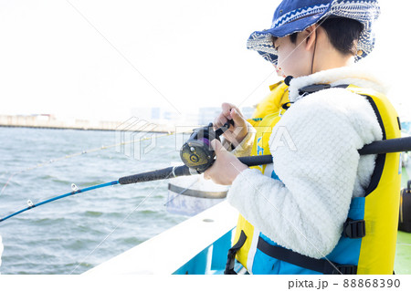 釣りを楽しむ男の子 釣りを楽しむ男の子 88868390
