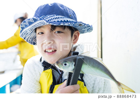 釣りを楽しむ男の子 88868473