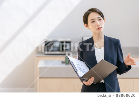 ビジネス　不動産　仲介　女性　案内 88868620