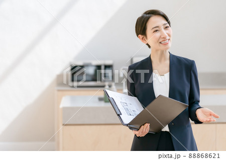 ビジネス　不動産　仲介　女性　案内 88868621