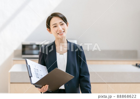 ビジネス 不動産 仲介 女性 案内 ビジネス 不動産 仲介 女性 案内 88868622