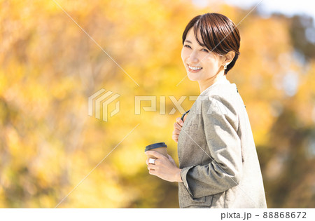 女性　紅葉　ポートレート 88868672