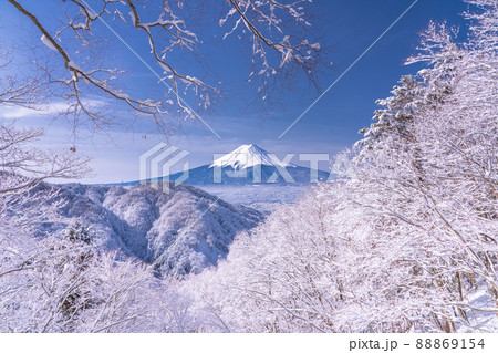 《山梨県》富士山と樹氷・日本の冬景色 88869154