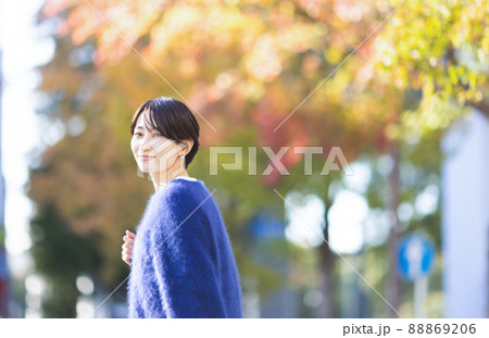 散歩する女性 88869206