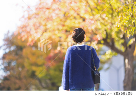 散歩する女性 散歩する女性 88869209
