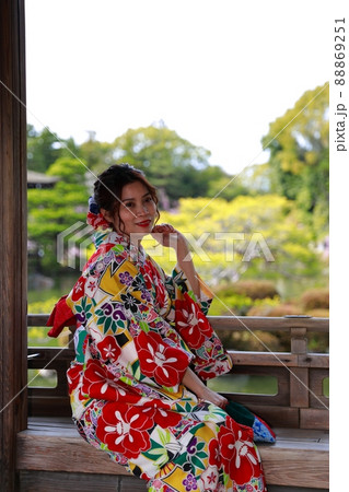 着物で平安神宮を散策する彼女 着物で平安神宮を散策する彼女 88869251