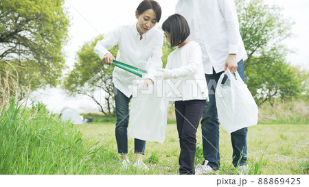 ゴミを拾う家族　美化運動　清掃活動　リサイクル　ボランティア 88869425