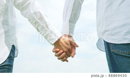 手を繋いで歩くカップル 手を繋いで歩くカップル 88869430