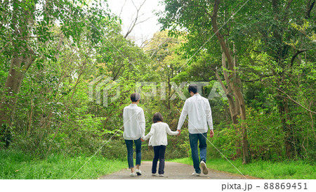 森林の中を手を繋いで歩く親子　ファミリー　子育て　自然環境 88869451