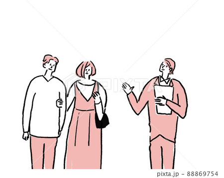 腕を組んだカップルとスーツを着た女性（横、中央配置） 88869754