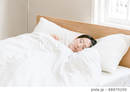 睡眠　朝　眠る　女性 88870200