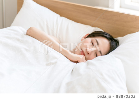 睡眠　朝　眠る　女性 88870202