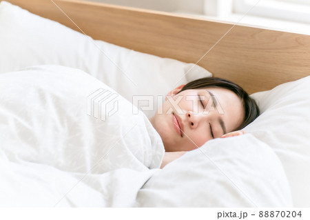 睡眠　朝　眠る　女性 88870204