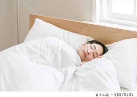 睡眠　朝　眠る　女性 88870205