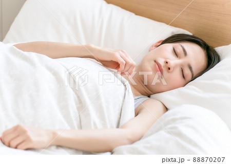 睡眠　朝　眠る　女性 88870207