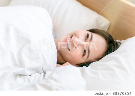 睡眠　目醒め　朝　女性　笑顔 88870354