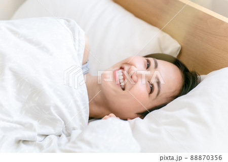 睡眠　目醒め　朝　女性　笑顔 88870356