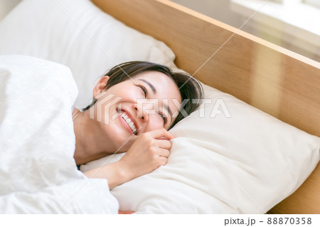 睡眠　目醒め　朝　女性　笑顔 88870358