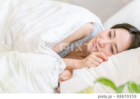 睡眠　目醒め　朝　女性　笑顔 88870359