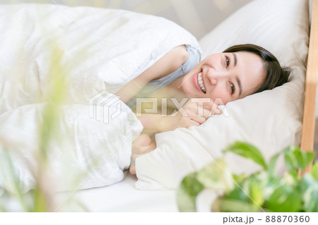 睡眠　目醒め　朝　女性　笑顔 88870360