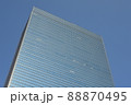 高層ビルを見上げる（大阪府大阪市） 88870495