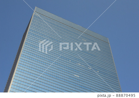 高層ビルを見上げる(大阪府大阪市) 高層ビルを見上げる(大阪府大阪市) 88870495