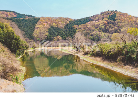 春の里山の川と若葉や花が萌える山の風景　川面に映る山と青空　a-3 レトロフィルム調 88870743