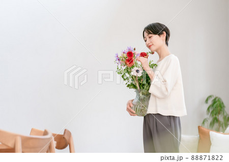 花　インテリア　女性　リビング 88871822