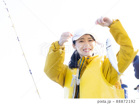 釣りを楽しむ女性 88872192