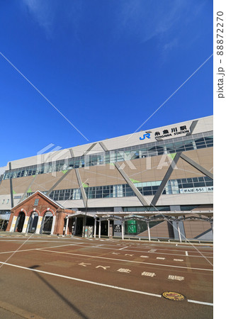 早朝晴天下の新潟県糸魚川駅 88872270