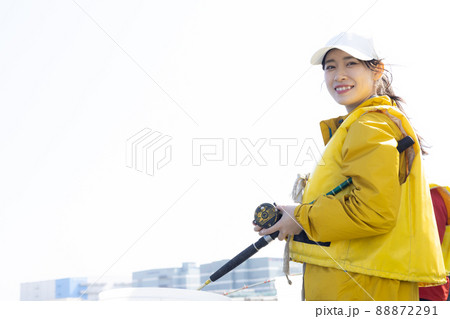釣りを楽しむ女性 釣りを楽しむ女性 88872291
